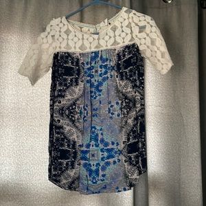 Unique lace and pattern top. Flowy mid length top.
